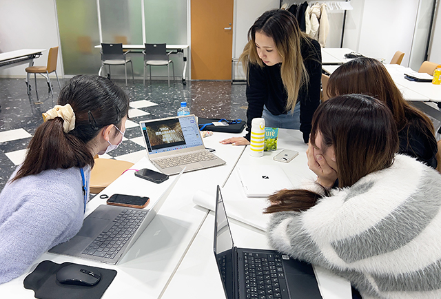 武庫川女子大学の学生の皆さん　グループワークの様子